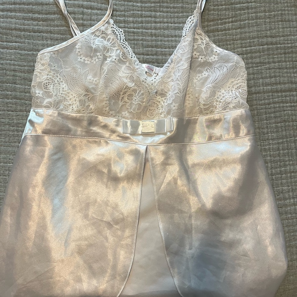 Elegant White Lace Satin Chemise